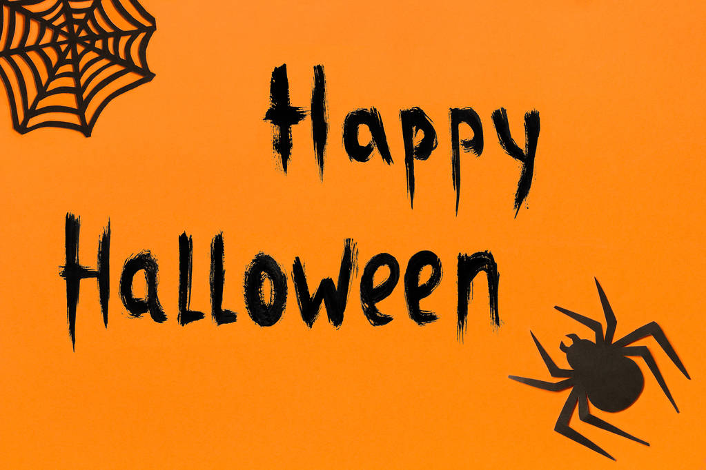 Fondo de Halloween. Texto Feliz Halloween papel negro araña y tela de araña sobre fondo naranja
 - Foto, imagen