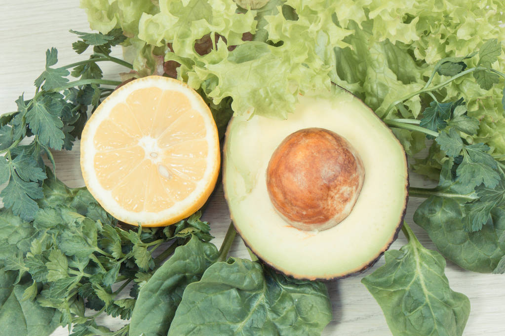 Свежие спелые фрукты с овощами в качестве здоровой питательной закуски, содержащей витамины
 - Фото, изображение