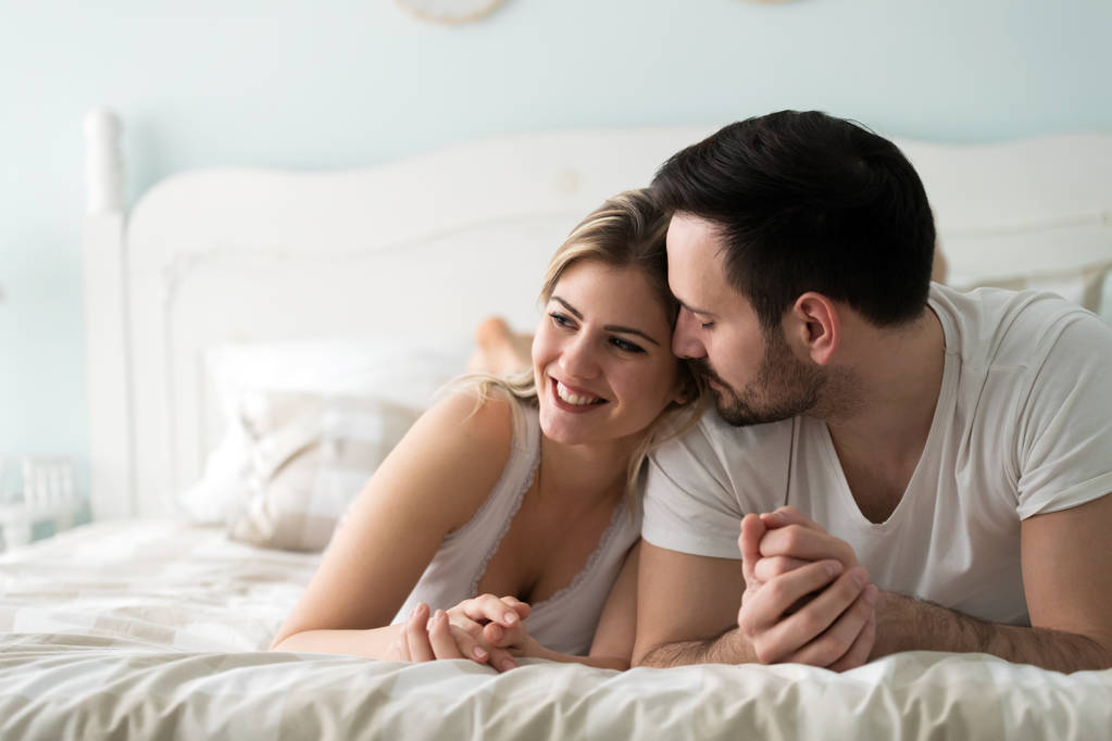 Muotokuva nuorten rakastava pari makuuhuoneessa
 - Valokuva, kuva