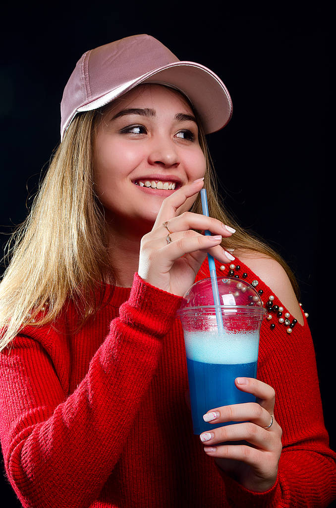 portrait d'une fille avec un cocktail dans le Studio
 - Photo, image