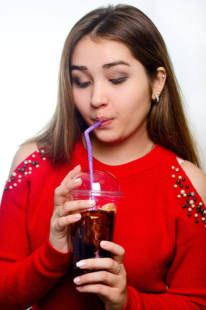 Portret van een meisje met een cocktail in de Studio - Foto, afbeelding