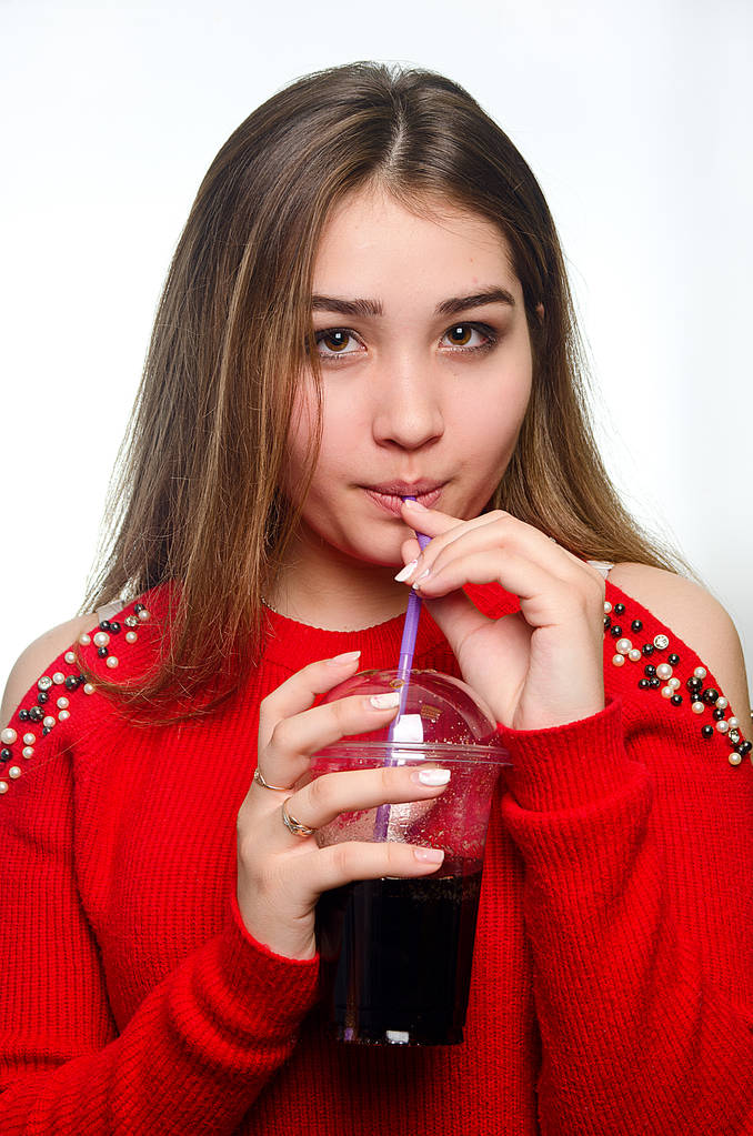 Porträt eines Mädchens mit Cocktail im Atelier - Foto, Bild