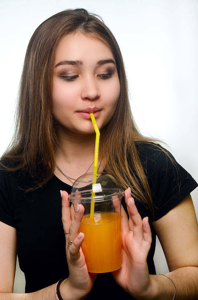 ritratto di una ragazza con un cocktail nello Studio
 - Foto, immagini