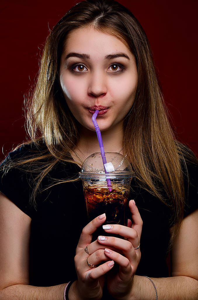 portrait d'une fille avec un cocktail dans le Studio
 - Photo, image