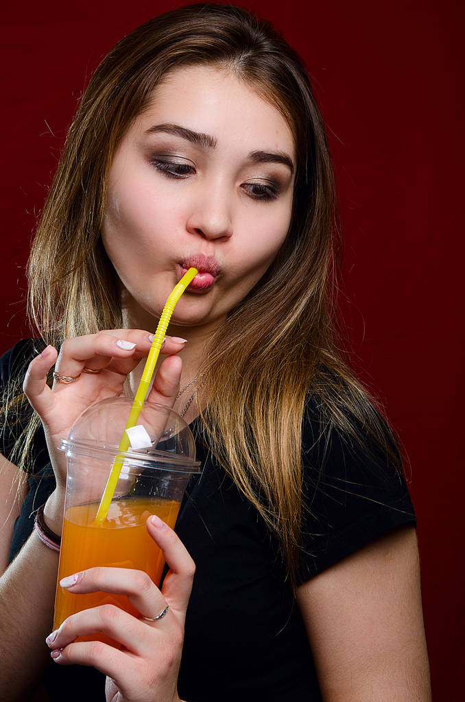 Portret van een meisje met een cocktail in de Studio - Foto, afbeelding