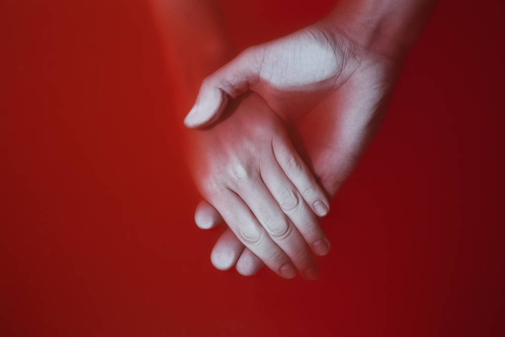 Plexus der Hände eines Mannes und einer Frau in rotem, blutigem Wasser, Konzept der Liebe und Loyalität - Foto, Bild
