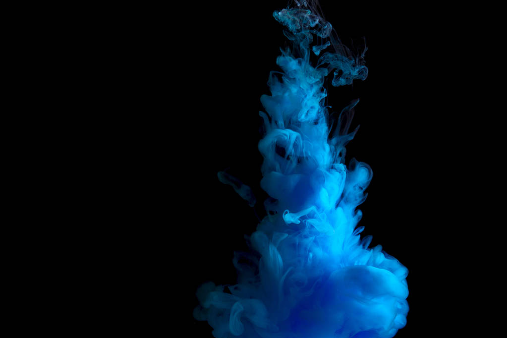 jet de peinture dans l'eau, nuage d'encre colorée, fond abstrait, processus de liquéfaction teinture bleue sur fond noir
 - Photo, image