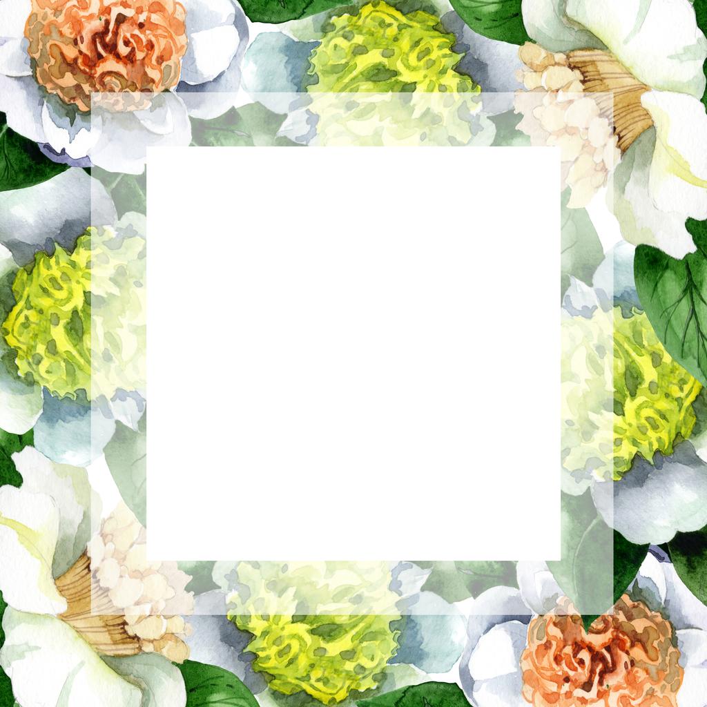weiße Kamelienblüten mit grünen Blättern isoliert auf weiß. Aquarell Hintergrundillustration Set. Rahmen-Bordüre mit Kopierraum. - Foto, Bild