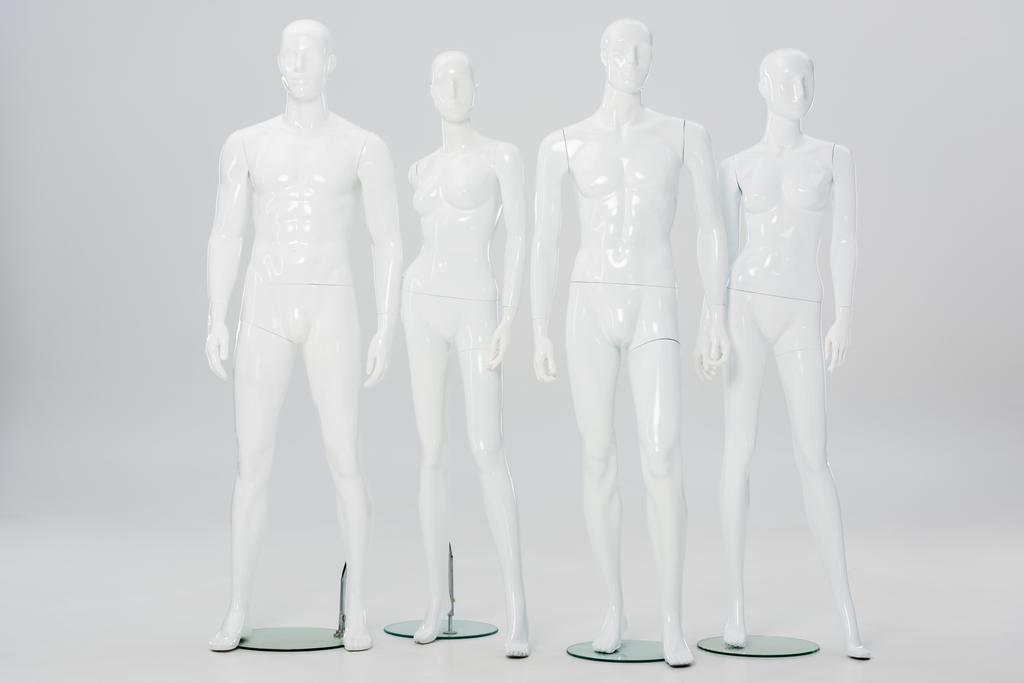mannequins en plastique blanc en rangée sur gris
  - Photo, image