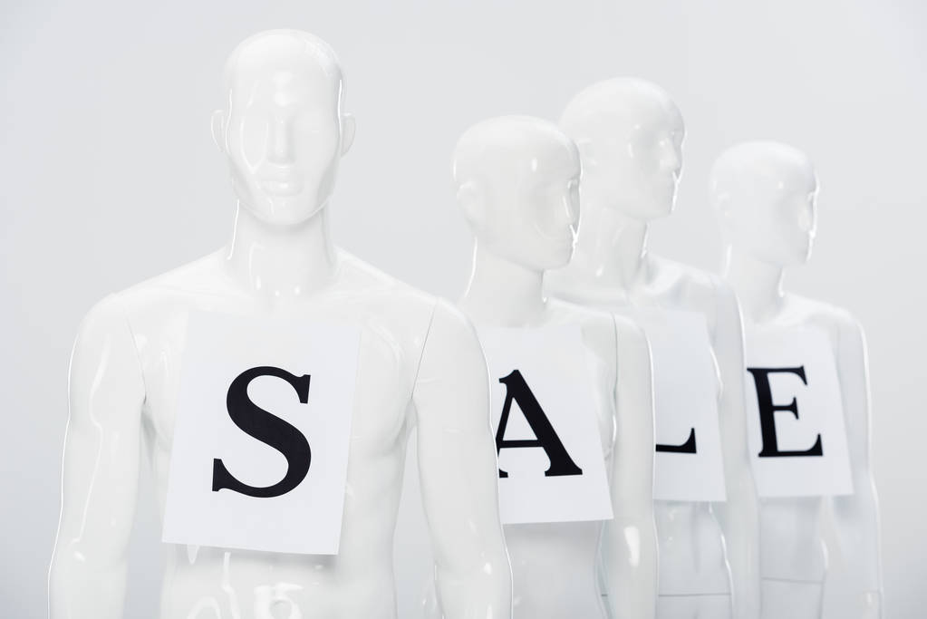papíry s prodejem na bílých plastových figurínách izolovaných na šedé - Fotografie, Obrázek