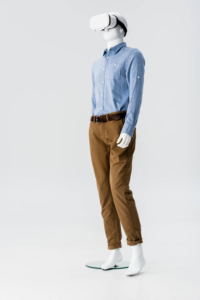 Манекен в одежде с гарнитурой виртуальной реальности, изолированной на сером
 - Фото, изображение