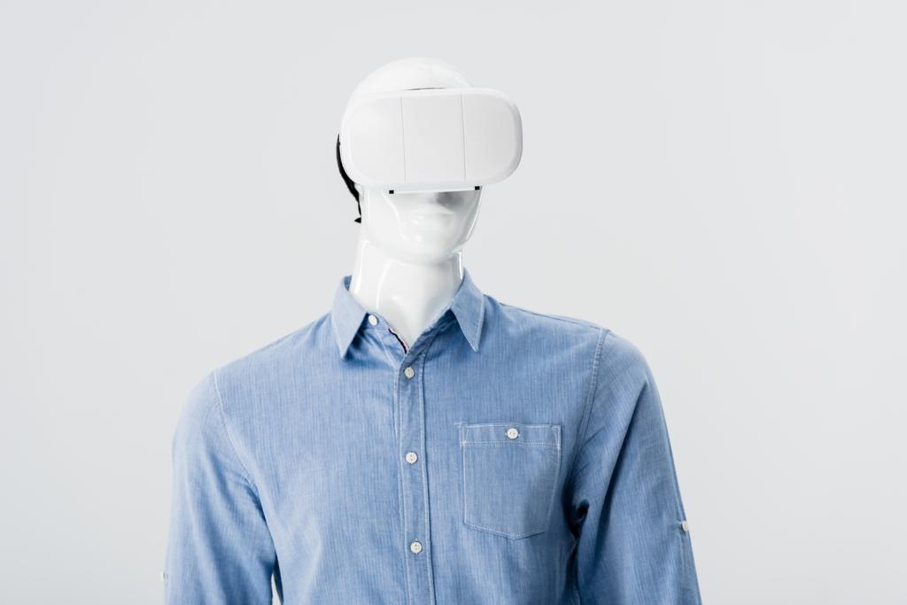 manekin w ubraniach z zestawem słuchawkowym rzeczywistości wirtualnej na szarym tle - Zdjęcie, obraz