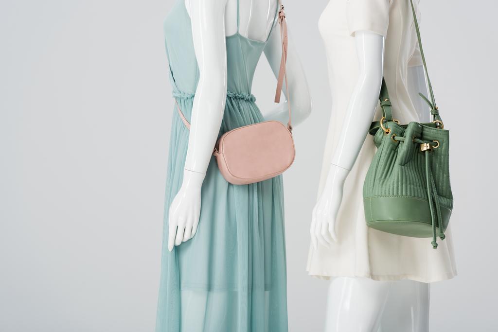 mannequins avec sacs et robes isolés sur gris
 - Photo, image