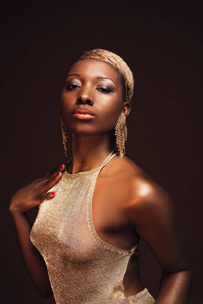 atrakcyjna efektowna Afrykańska amerykańska kobieta z krótkimi włosami wyizolowanymi na brązowym - Zdjęcie, obraz