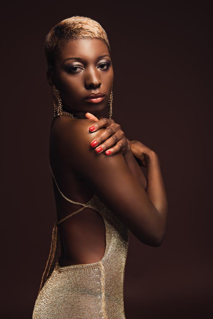 piękny elegancki African amerykański model z krótkimi włosami wyizolowane na brązowym - Zdjęcie, obraz
