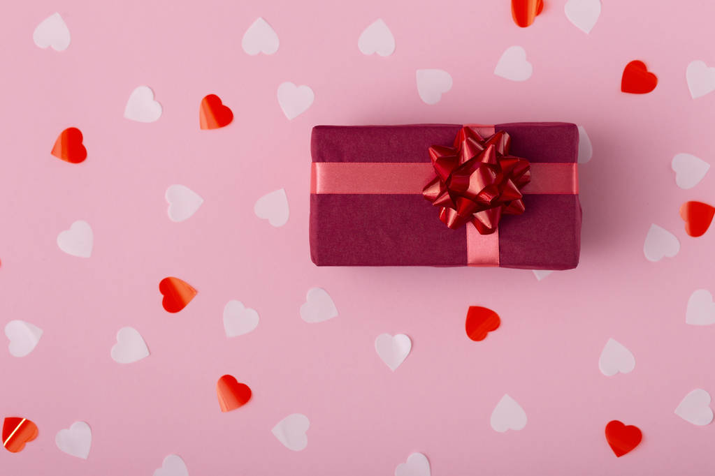 konfeti üst görünümü ile pastel renk arka plan üzerinde hediye kutusu, dekoratif kağıt, konsept tatil ve aşk sarılmış perent - Fotoğraf, Görsel