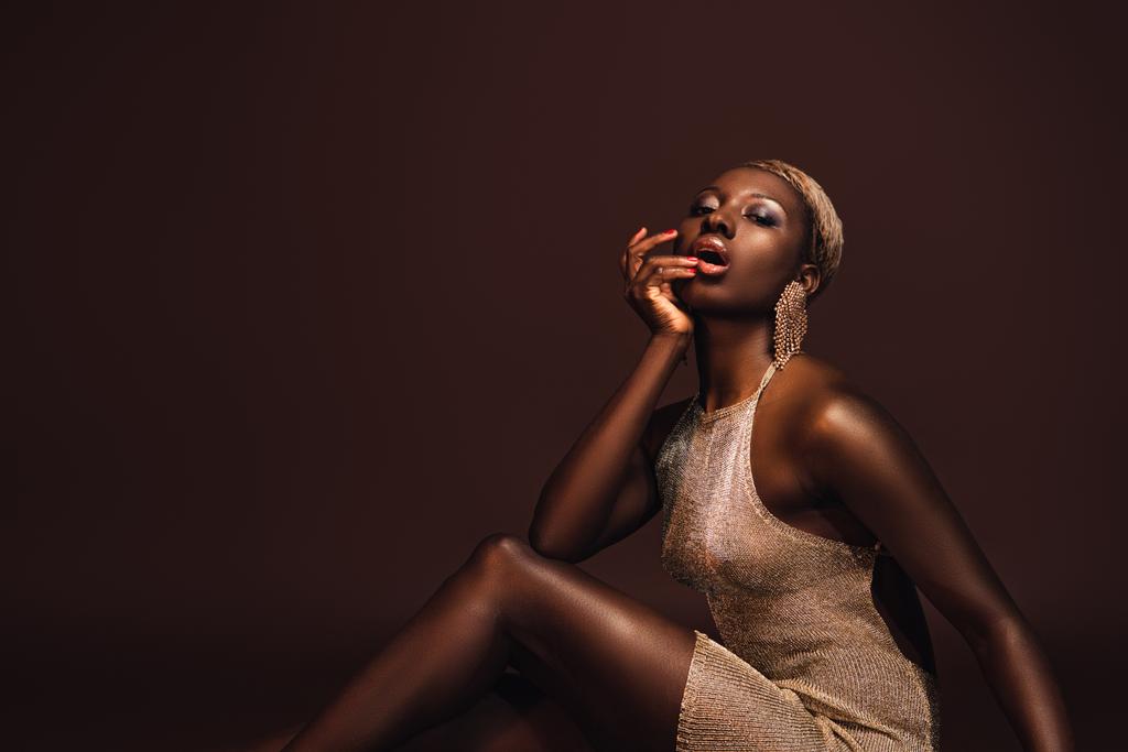 hermosa mujer afroamericana sexy con pelo corto aislado en marrón
 - Foto, Imagen