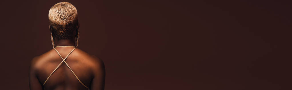 vista trasera de la mujer afroamericana de moda con el pelo corto aislado en marrón
 - Foto, imagen