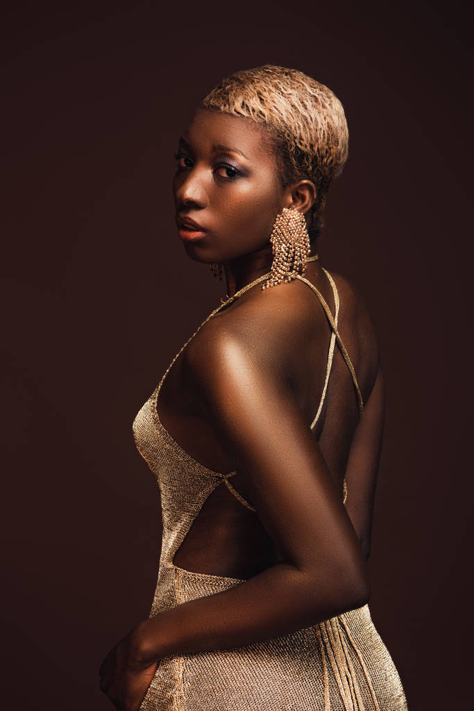 hermosa chica afroamericana de moda con pelo corto aislado en marrón
 - Foto, Imagen