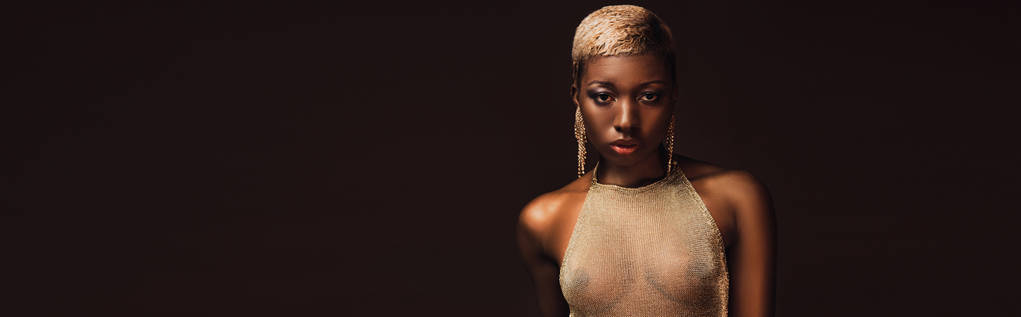 hermosa mujer afroamericana posando en vestido glamoroso aislado en marrón
 - Foto, imagen