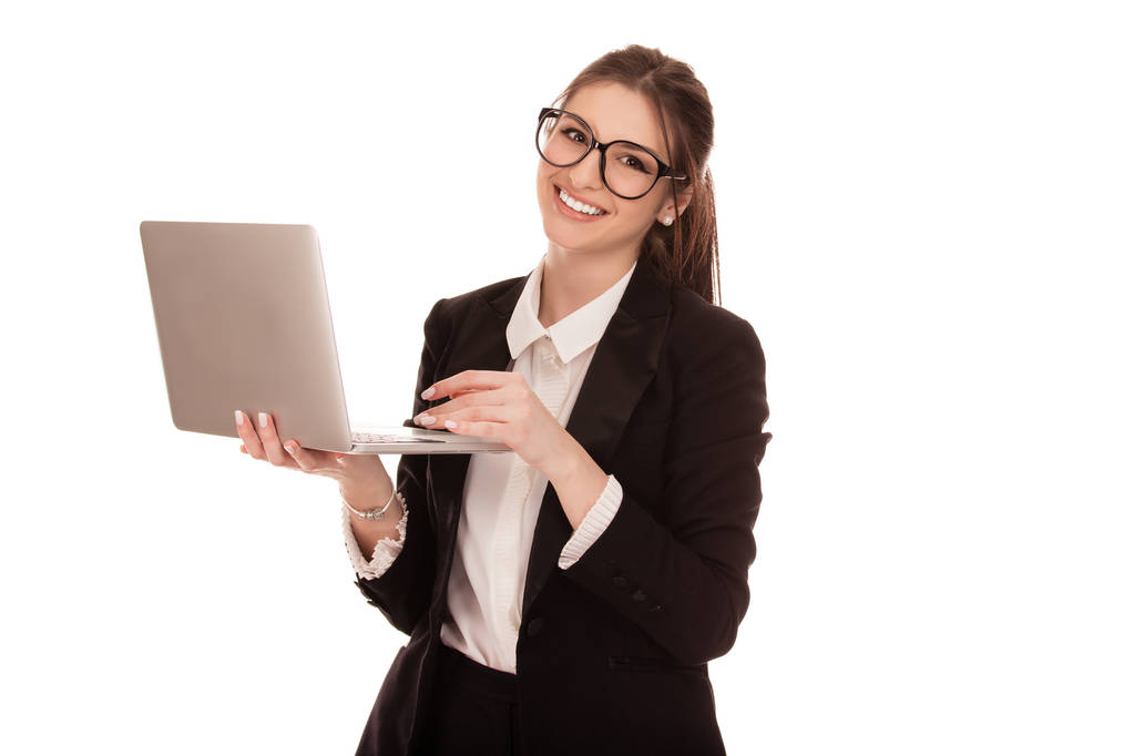 uśmiechnięta kobieta trzyma laptopa i wysyłając e-mail do jej najlepszego przyjaciela - Zdjęcie, obraz