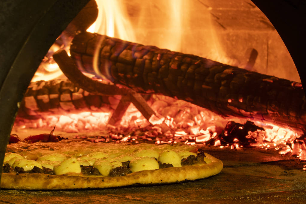 Pizza italiana en un horno de leña
  - Foto, imagen