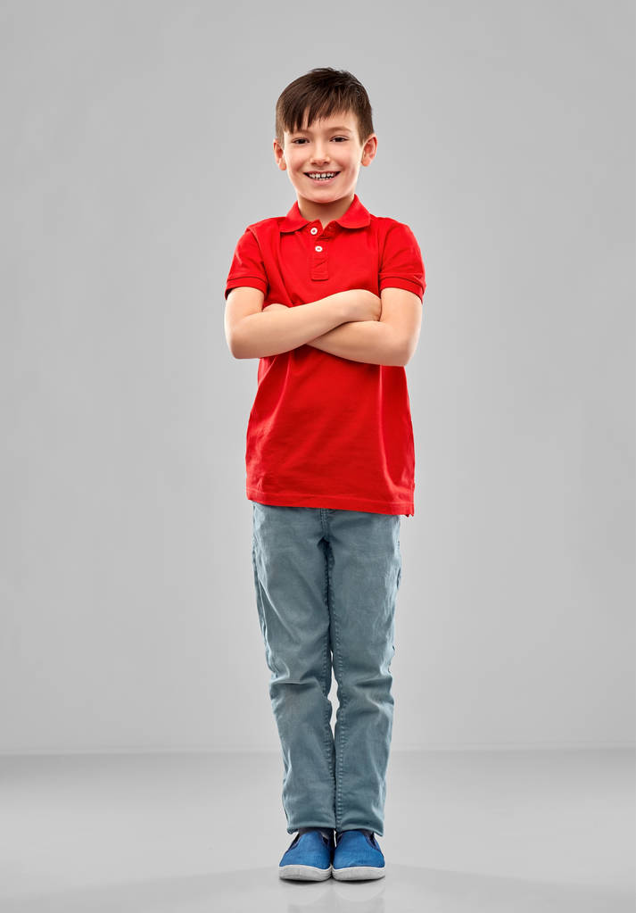 T-shirt souriant garçon en polo rouge avec bras croisés
 - Photo, image