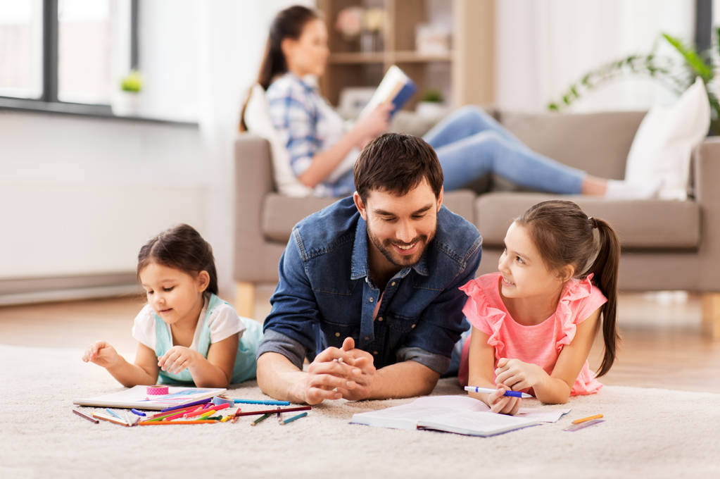 otec s malými dcerami při kreslení doma - Fotografie, Obrázek