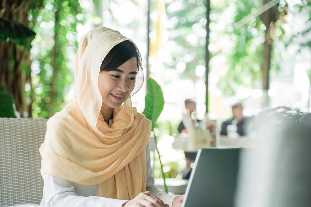 カフェで働くイスラム教徒の起業家 - 写真・画像