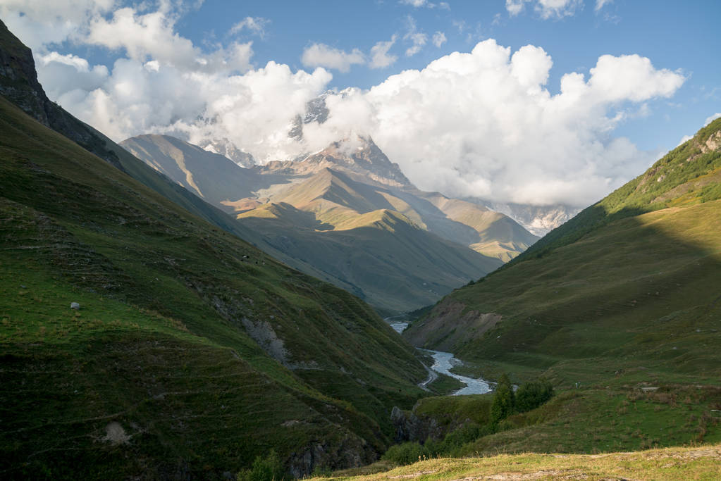 Gürcistan 'da nehir ve dağlar ile güzel manzara  - Fotoğraf, Görsel