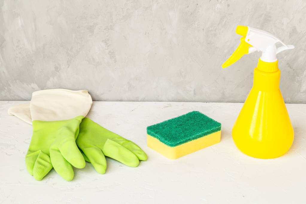 Okenní sprej, houba a rukavice na šedém pozadí, koncepce jarního čištění. Čisticí prostředky a čisticí prostředky. malý podnikatelský nápad - Fotografie, Obrázek