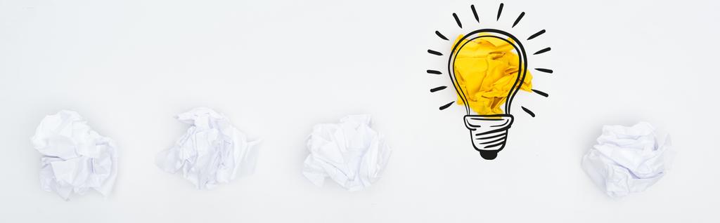 plan panoramique de boules de papier froissées et illustration ampoule sur fond blanc, concept d'entreprise
 - Photo, image
