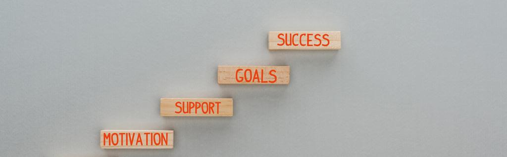 πανοραμική βολή των ξύλινων μπλοκ με κίνητρο, υποστήριξη, στόχους, λέξεις επιτυχίας σε γκρι φόντο, επιχειρηματική ιδέα - Φωτογραφία, εικόνα