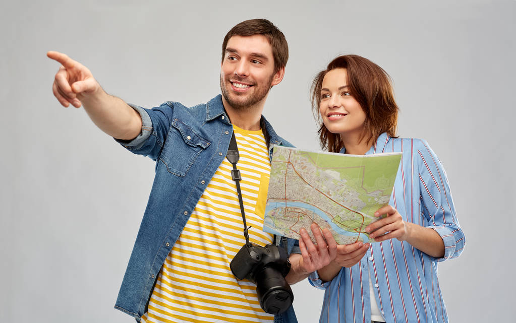 ευτυχισμένο ζευγάρι των τουριστών με χάρτη και κάμερα - Φωτογραφία, εικόνα