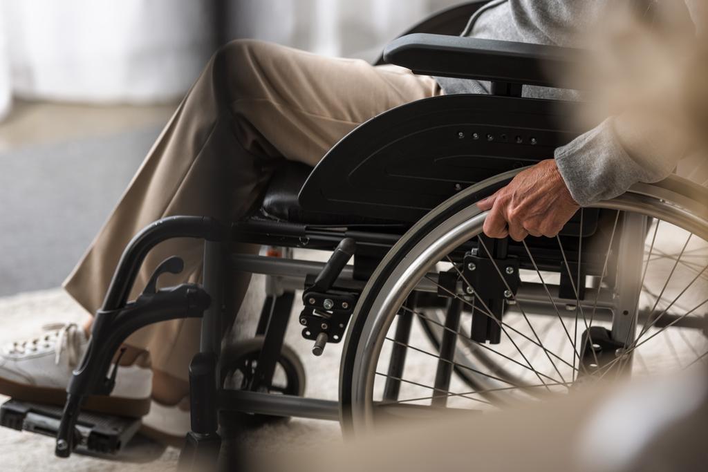 gedeeltelijke weergave van gehandicapte Senior vrouw op rolstoel - Foto, afbeelding