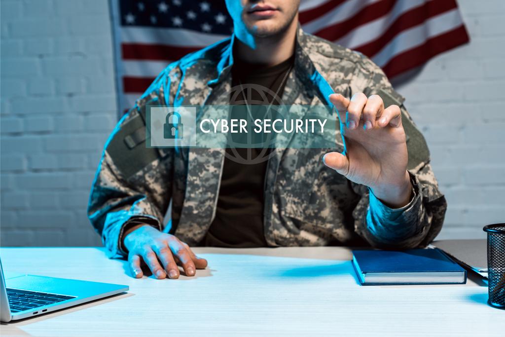 περικοπή της άποψης του στρατιωτικού ανθρώπου σε ομοιόμορφη εμφάνιση κοντά στα γράμματα ασφάλειας στον κυβερνοχώρο στη γραμμή διευθύνσεων - Φωτογραφία, εικόνα