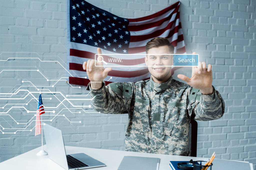homem alegre em uniforme militar apontando com os dedos na barra de endereço no escritório
  - Foto, Imagem