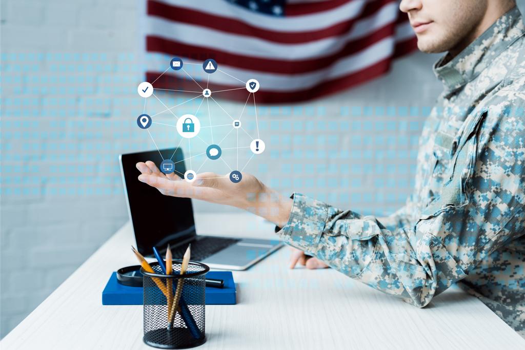 обрезанный вид солдата жестом возле ноутбука с чистым экраном и визуализацией данных
 - Фото, изображение