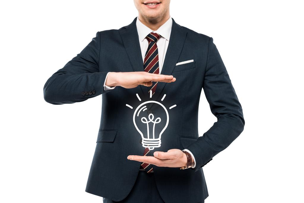 обрізаний вид бізнесмена в формальному носінні жестикуляції біля лампочки ізольовані на білому
  - Фото, зображення