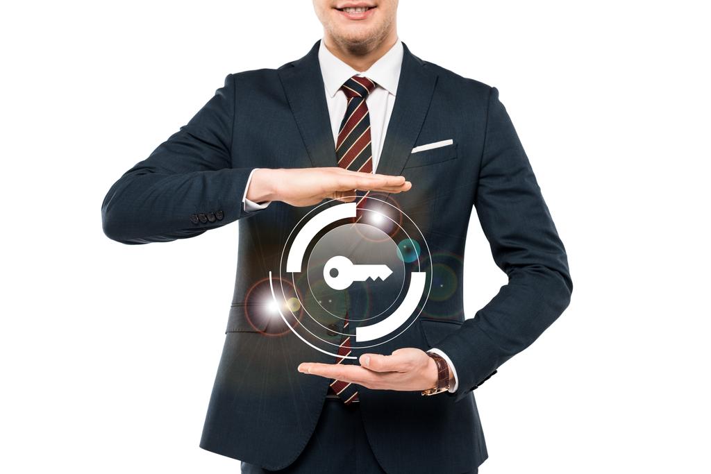 bijgesneden weergave van zakenman in formele slijtage gebaren in de buurt van virtuele sleutel geïsoleerd op wit  - Foto, afbeelding