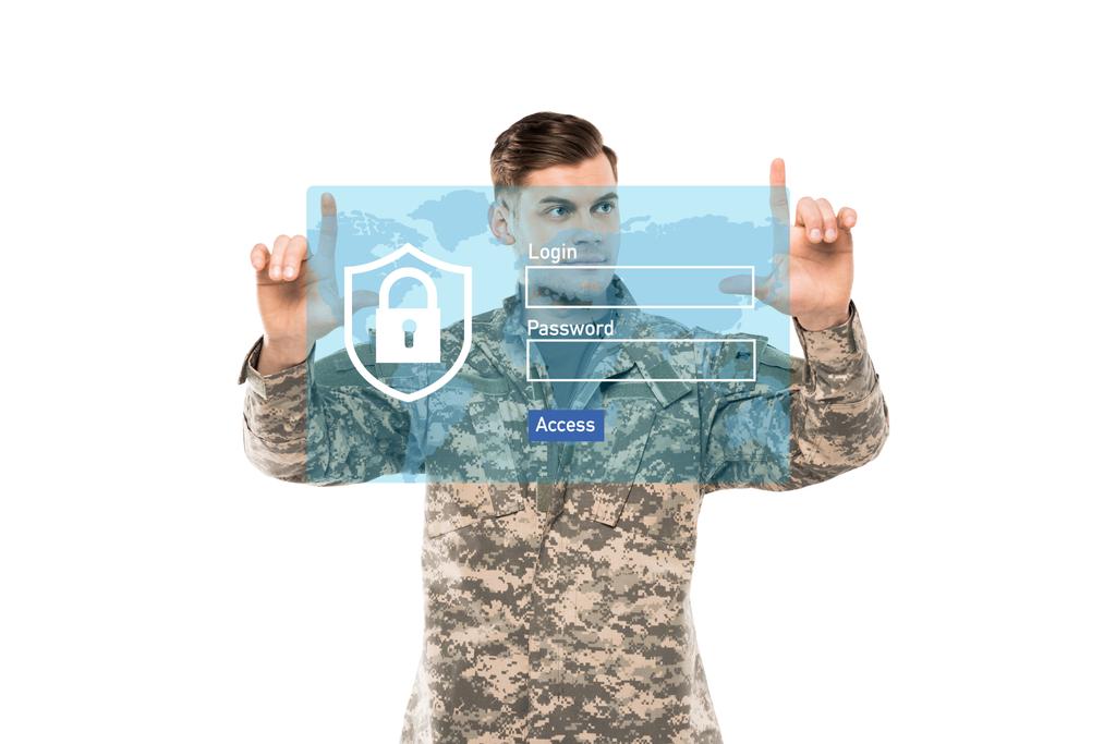 όμορφος άντρας με στρατιωτική στολή που σημαδεύει με δάχτυλα κοντά στο εικονικό λουκέτο με γράμματα σε λευκό  - Φωτογραφία, εικόνα