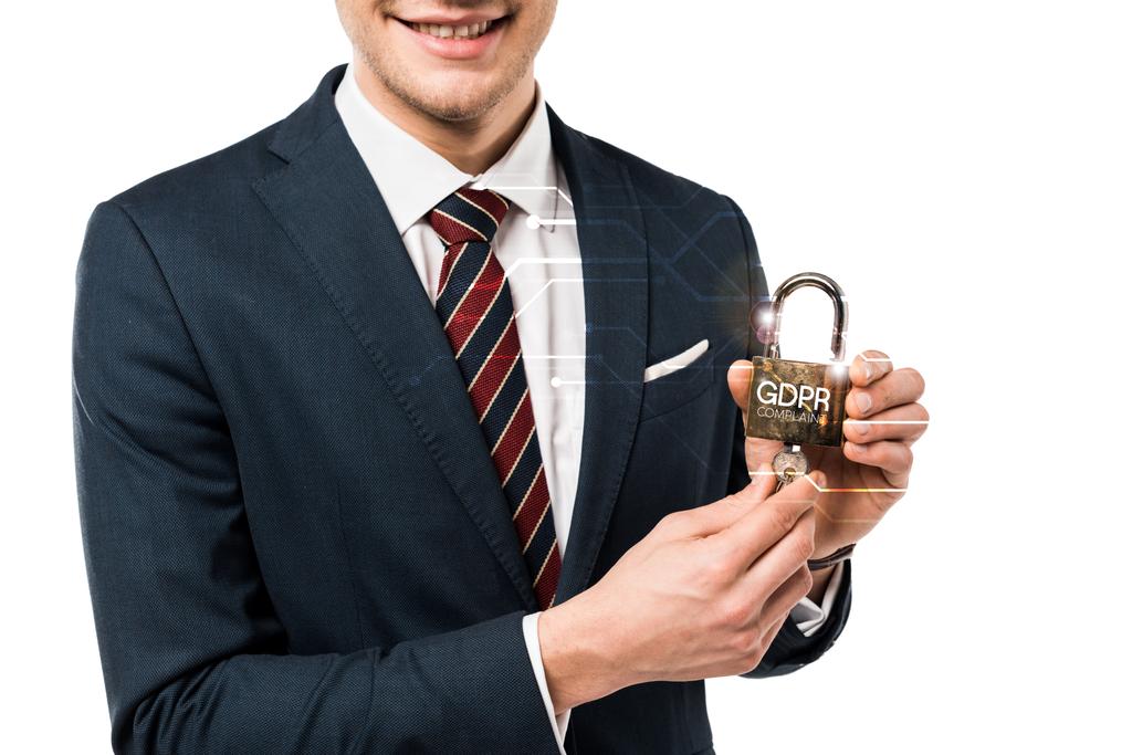 обрезанный вид счастливого бизнесмена в костюме с ключами и замком с gdpr буквами на белом
  - Фото, изображение
