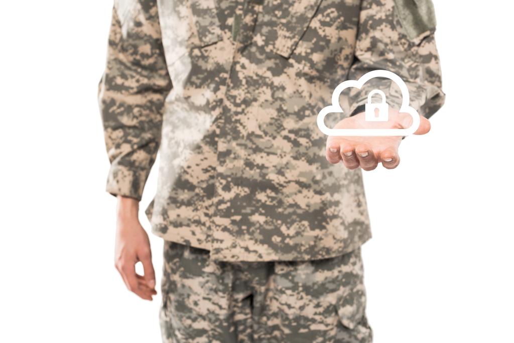 白で隔離された南京錠を持つ仮想雲の近くでジェスチャー軍の制服を着た兵士のトリミングされたビュー  - 写真・画像