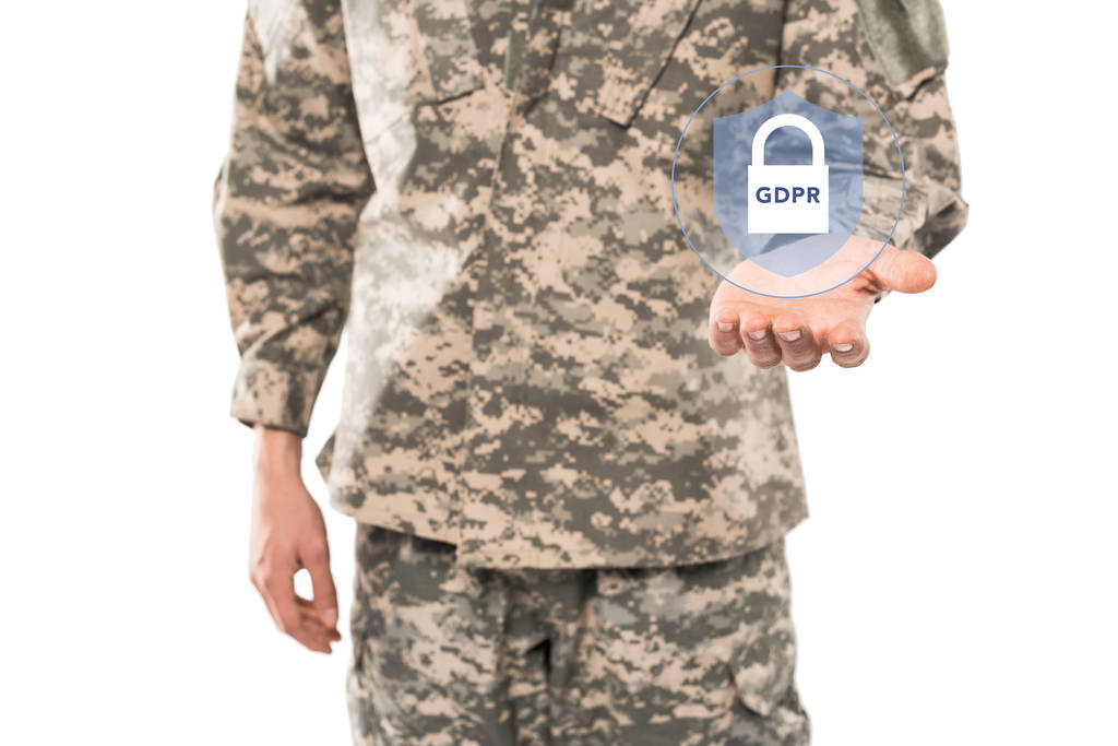 περικομμένη θέα του στρατιώτη σε στρατιωτική ομοιόμορφη κρατώντας εικονικό λουκέτο με το gdpr γράμματα απομονώνονται σε λευκό  - Φωτογραφία, εικόνα