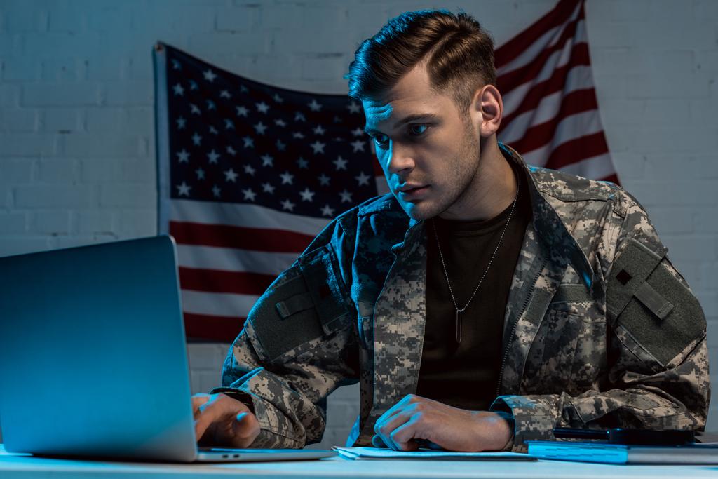 красивий солдат у військовій формі з ноутбуком в офісі
  - Фото, зображення