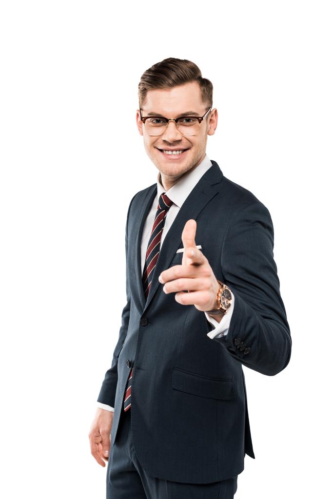 ευτυχής επιχειρηματίας δείχνοντας με το δάχτυλο και χαμογελαστά απομονωμένα σε λευκό  - Φωτογραφία, εικόνα
