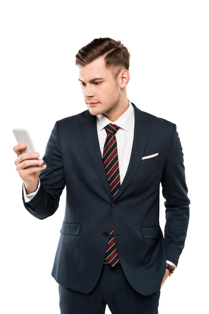 bell'uomo d'affari in giacca e cravatta guardando smartphone isolato su bianco
  - Foto, immagini