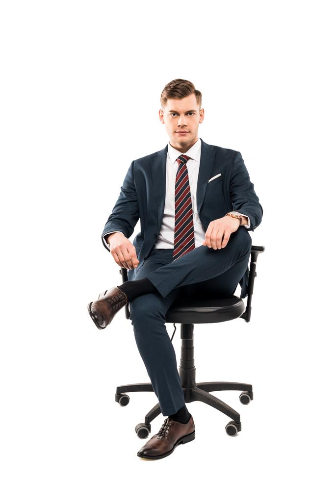 впевнений бізнесмен сидить на стільці і дивиться на камеру ізольовано на білому
  - Фото, зображення