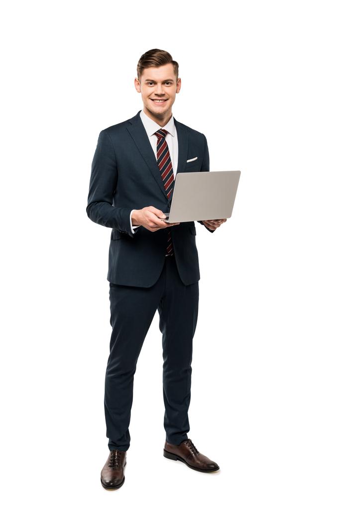 щасливий чоловік у костюмі тримає ноутбук і посміхається, стоячи ізольовано на білому
  - Фото, зображення
