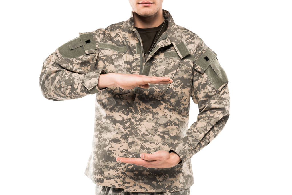 обрізаний вид людини в військовій формі жестикуляції ізольовані на білому
  - Фото, зображення